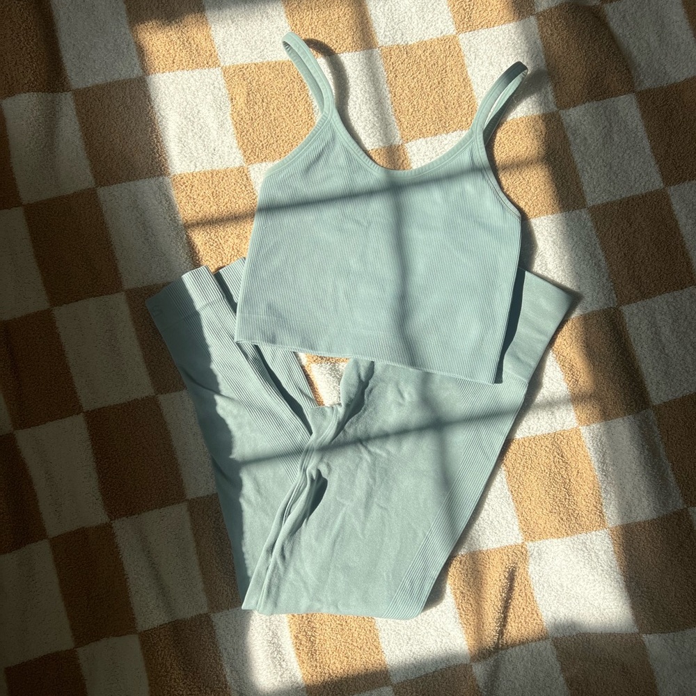 Set active tank (s) and leggings (m) in gem